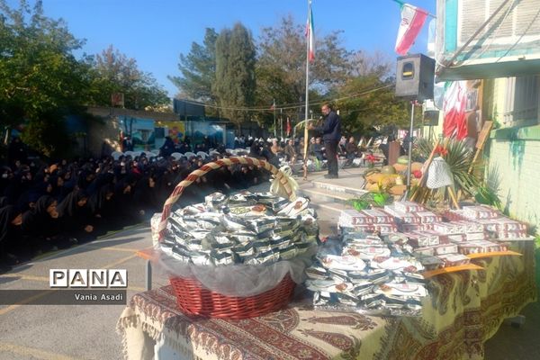 همایش بزرگداشت مقام شهدا در هفته پیوند اولیا و مربیان