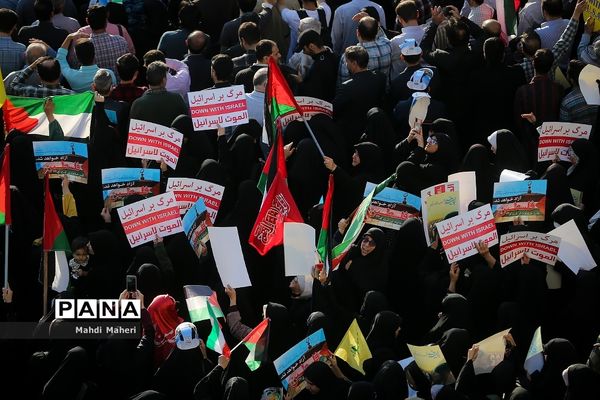 تجمع مردم تهران در میدان انقلاب