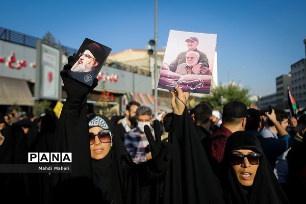 تجمع مردم تهران در میدان انقلاب