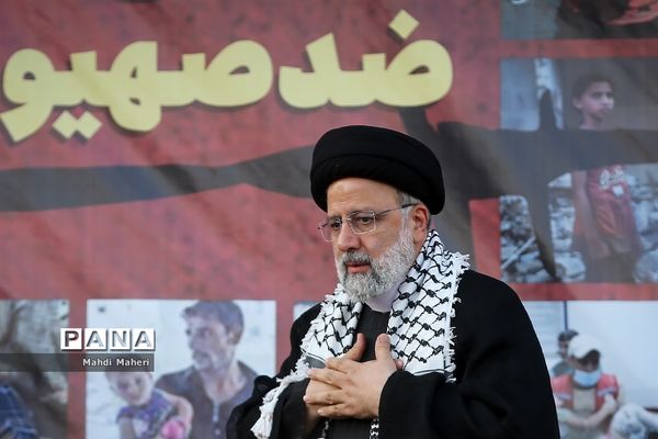 تجمع مردم تهران در میدان انقلاب