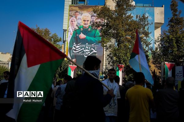 تجمع مردم تهران در میدان انقلاب