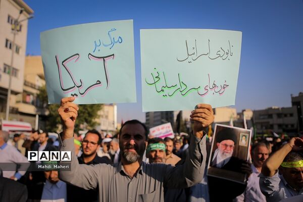 تجمع مردم تهران در میدان انقلاب