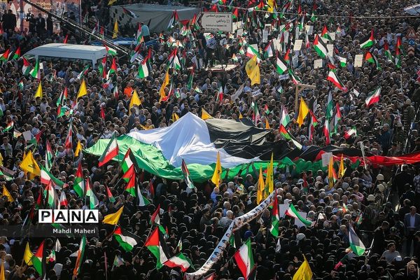 تجمع مردم تهران در میدان انقلاب