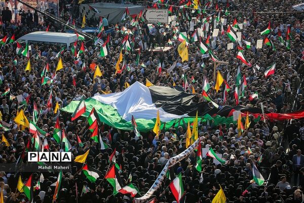 تجمع مردم تهران در میدان انقلاب