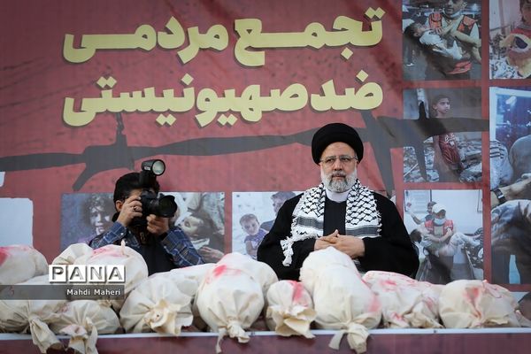 تجمع مردم تهران در میدان انقلاب