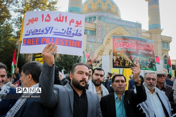 تجمع مردم تهران در میدان انقلاب