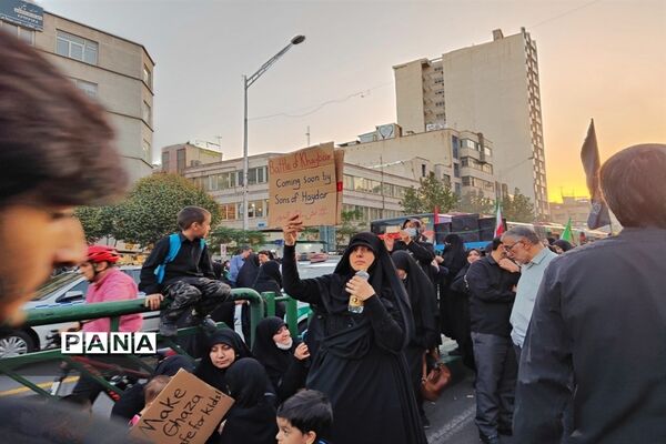 تجمع مردم تهران علیه جنایات رژیم صهیونسیتی در میدان انقلاب
