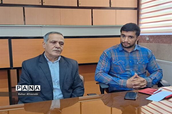 مراسم رونمایی از کتاب«مدیریت رفتار سازمانی و مدیریت منابع انسانی » در آموزش و پرورش شهرستان رباط‌کریم