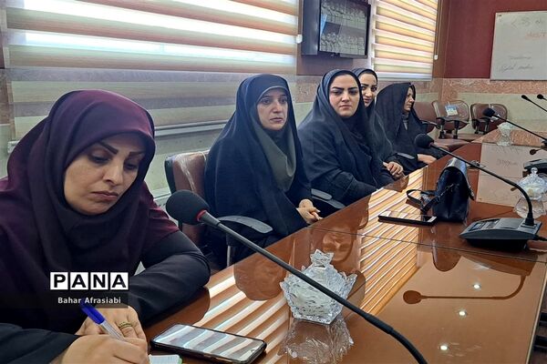 مراسم رونمایی از کتاب«مدیریت رفتار سازمانی و مدیریت منابع انسانی » در آموزش و پرورش شهرستان رباط‌کریم