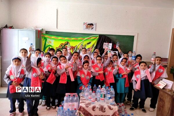 نذر آب دانش‌آموزان آباده برای کودکان غزه