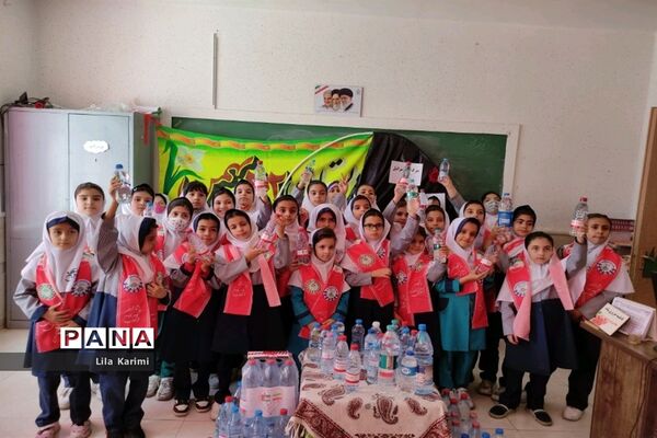 نذر آب دانش‌آموزان آباده برای کودکان غزه