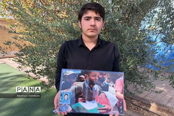 زنجیره انسانی دانش‌آموزان اشکذری در حمایت از غزه