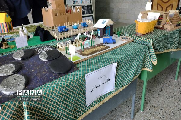 جشنواره مطالعات اجتماعی و هنرهای دستی در دبیرستان توحید شهرستان خاتم