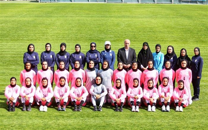 دیدار تاج با بانوان فوتبالیست