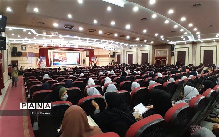 مراسم تقدیر از دانش‌آموزان منتخب مسابقات فرهنگی هنری ناحیه ۷ مشهد