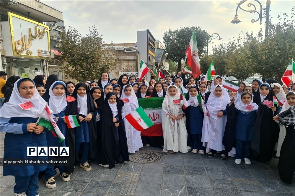 اجرای سرود هزار نفری یکصدا ایران در ساوه