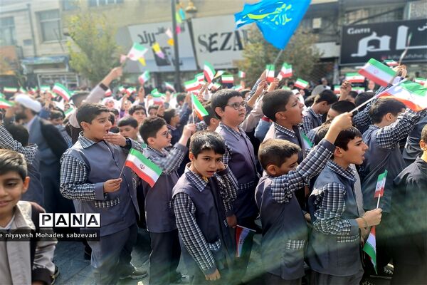 اجرای سرود هزار نفری یکصدا ایران در ساوه