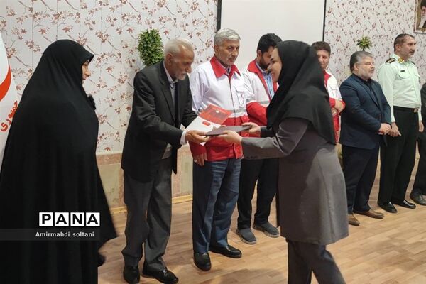 تجلیل از خادمان هلال‌احمر میانه