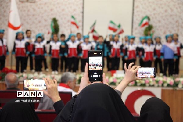 تجلیل از خادمان هلال‌احمر میانه