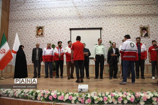 تجلیل از خادمان هلال‌احمر میانه