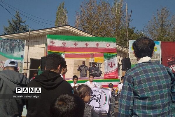 همایش پیاده‌روی خانوادگی در پارک پرچم رودهن