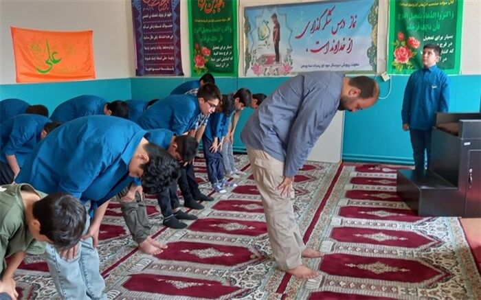 نماز جماعت به صورت حداکثری در مدارس رودهن برگزار می‌شود