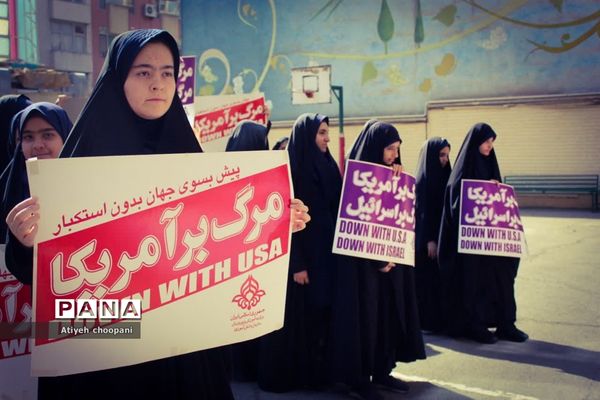 نواختن زنگ همبستگی و مقاومت و برگزاری پویش طوفان آب در دبیرستان حضرت معصومه منطقه ۶