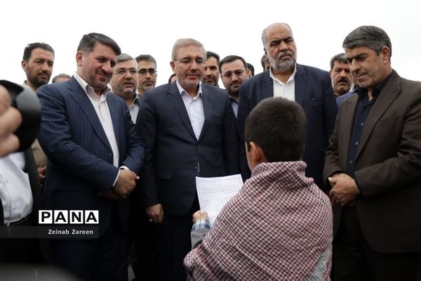 حضور معاون رئیس جمهوری در افتتاح مدرسه خیری طیبه صادقی شهرستان مهریز