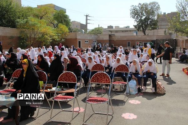 برگزاری مراسم بزرگداشت پیوند اولیا و مربیان در دبستان حضرت معصومه(س) ناحیه‌یک شهرری