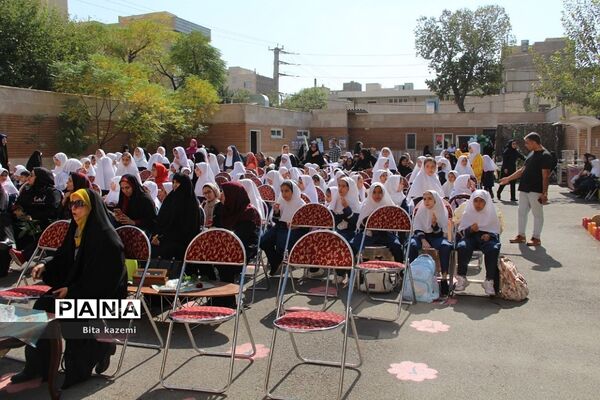 برگزاری مراسم بزرگداشت پیوند اولیا و مربیان در دبستان حضرت معصومه(س) ناحیه‌یک شهرری