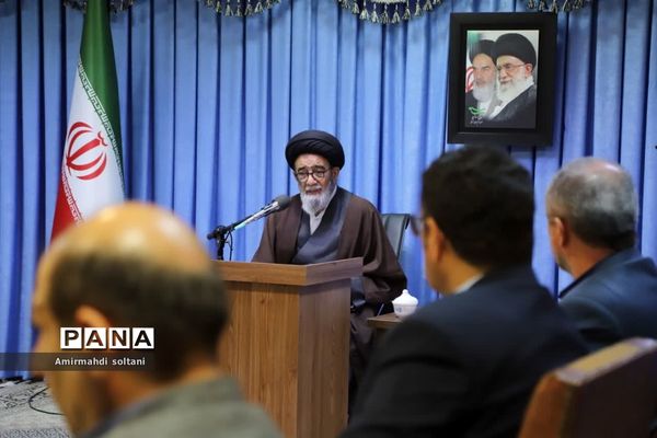 دیدار کارکنان بیمه سلامت با امام جمعه تبریز