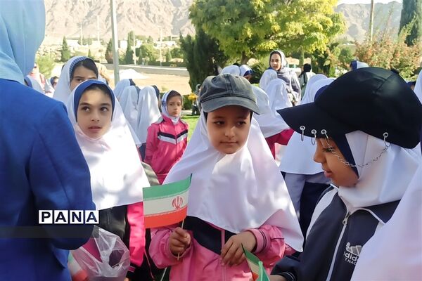 پیاده‌روی بزرگ دانش‌آموزی در شهر سورمق