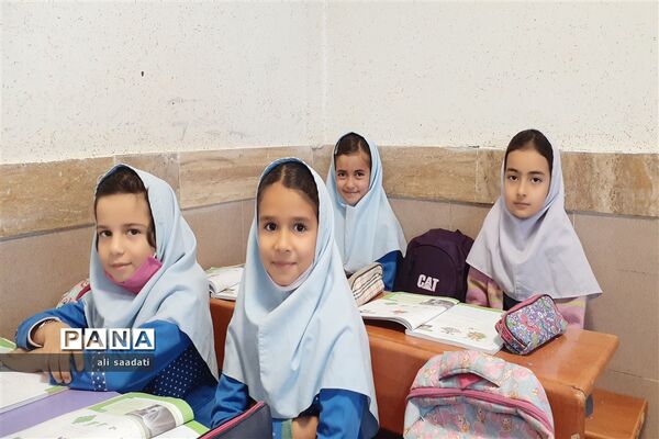 بازدید مدیر آموزش و پرورش شهرستان کلات از کلاس‌های درس آموزشگاه دخترانه ابتدایی شهید علوی شهر زاوین