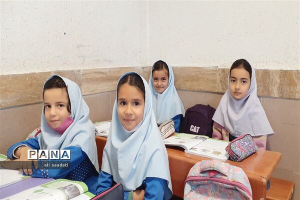 بازدید مدیر آموزش و پرورش شهرستان کلات از کلاس‌های درس آموزشگاه دخترانه ابتدایی شهید علوی شهر زاوین