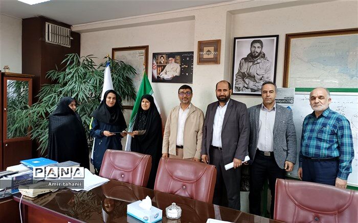 تقدیر مدیر آموزش و پرورش منطقه ۱۸ تهران از بانوی کوهنورد منطقه