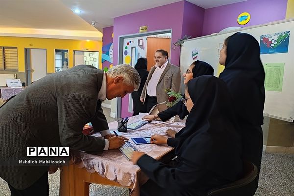 اولین جلسه انتخابات انجمن اولیا و مربیان در دبیرستان آرمینه مصلی نژاد ناحیه ۶ مشهد