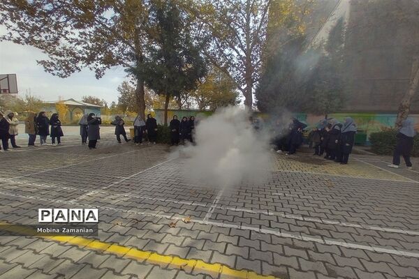 بزرگداشت هفته‌ پدافند غیرعامل در دبیرستان شاهد شهید حمامی