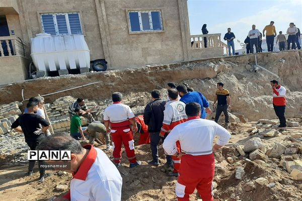 بیرون آوردن پیکر بی جان کارگر کارخانه پنبه توسط تیم های عملیاتی هلال احمر شهرستان شهرستان مانه وسملقان