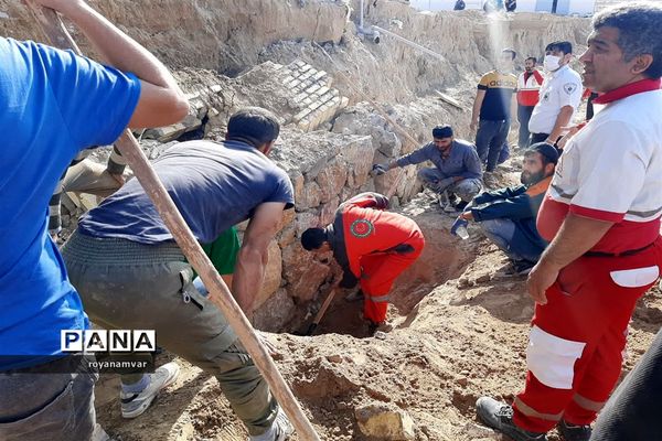 بیرون آوردن پیکر بی جان کارگر کارخانه پنبه توسط تیم های عملیاتی هلال احمر شهرستان شهرستان مانه وسملقان