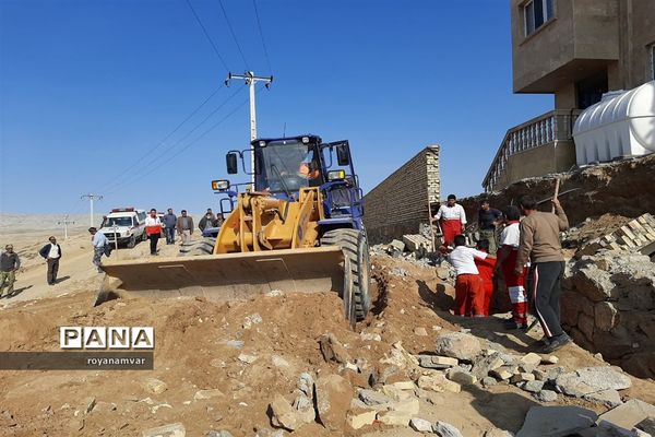بیرون آوردن پیکر بی جان کارگر کارخانه پنبه توسط تیم های عملیاتی هلال احمر شهرستان شهرستان مانه وسملقان