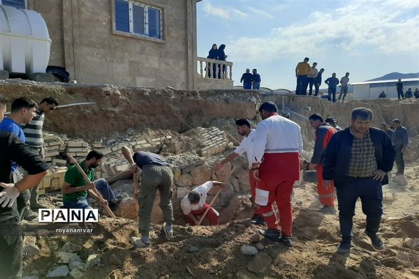 بیرون آوردن پیکر بی جان کارگر کارخانه پنبه توسط تیم های عملیاتی هلال احمر شهرستان شهرستان مانه وسملقان
