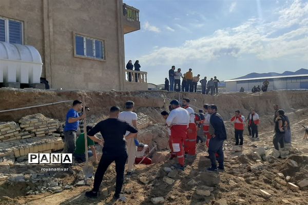 بیرون آوردن پیکر بی جان کارگر کارخانه پنبه توسط تیم های عملیاتی هلال احمر شهرستان شهرستان مانه وسملقان
