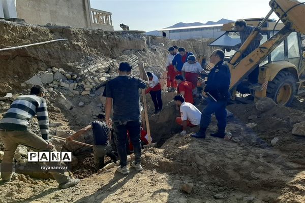 بیرون آوردن پیکر بی جان کارگر کارخانه پنبه توسط تیم های عملیاتی هلال احمر شهرستان شهرستان مانه وسملقان