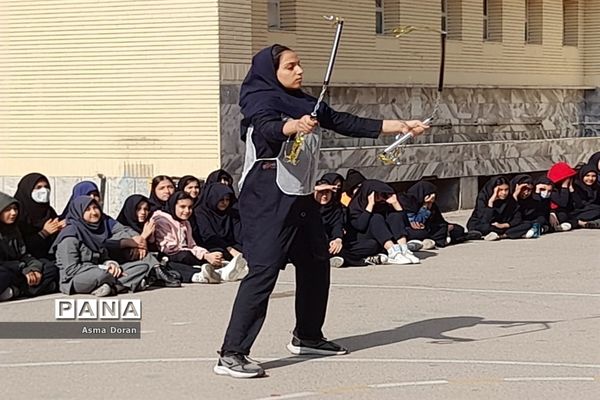 بزرگداشت هفته تربیت بدنی در دبیرستان حضرت زینب
