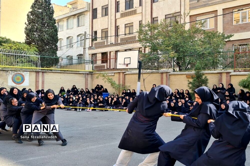 افتتاحیه مسابقات ورزشی در دبیرستان فرهنگ ۱۳