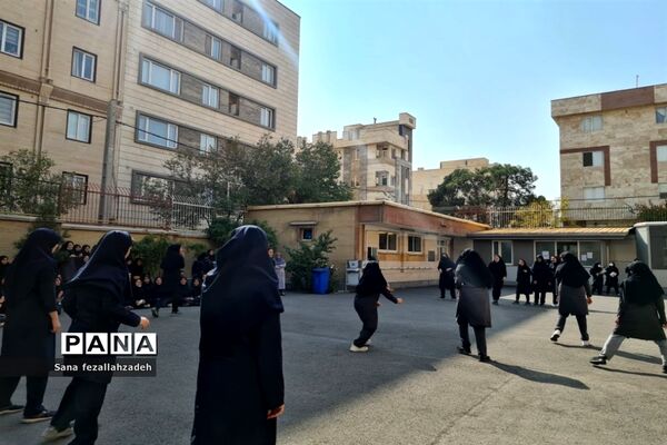 افتتاحیه مسابقات ورزشی در دبیرستان فرهنگ ۱۳