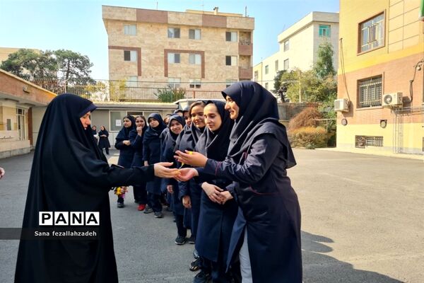 افتتاحیه مسابقات ورزشی در دبیرستان فرهنگ ۱۳