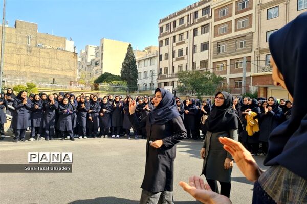 افتتاحیه مسابقات ورزشی در دبیرستان فرهنگ ۱۳