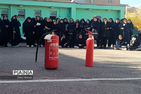 مانور اطفا حریق در آموزشگاه حضرت معصومه(س)