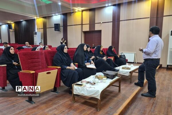 برگزاری دوره آموزشی مربیگری سرود دانش‌آموزی در منطقه ۱۳